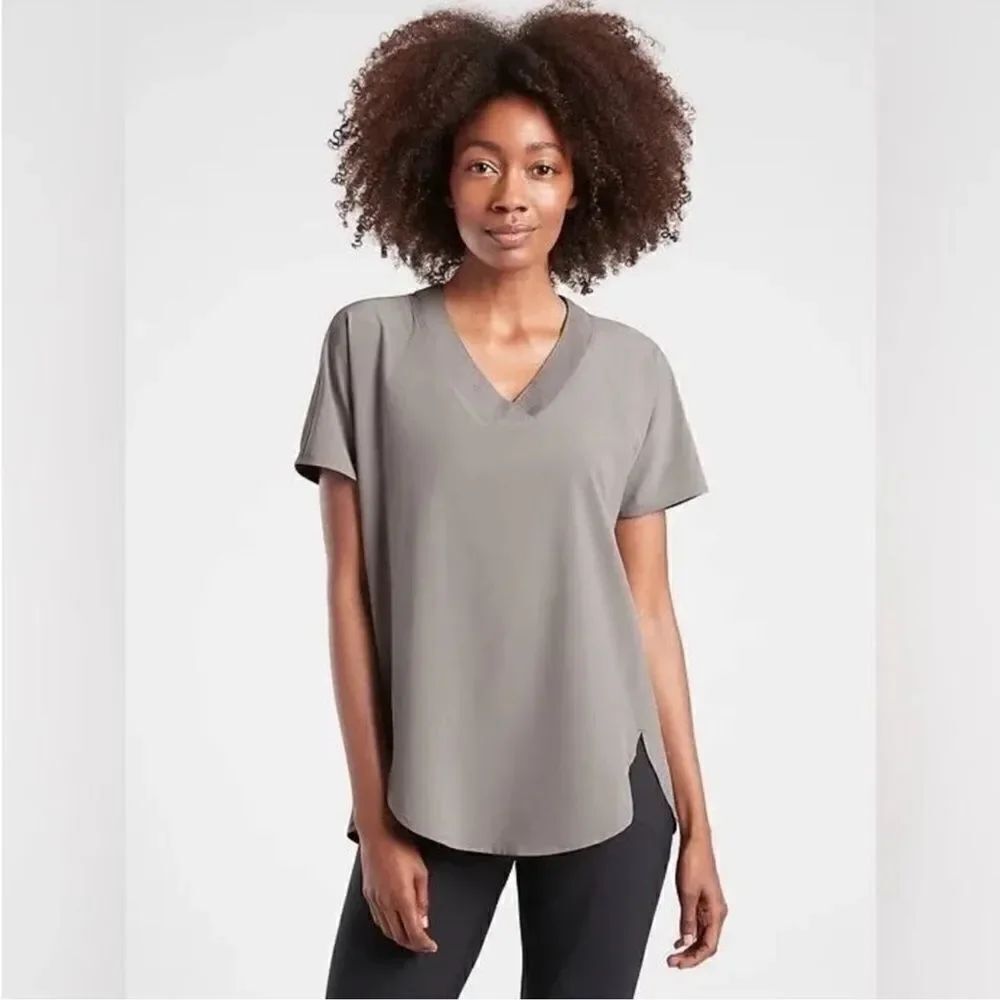 ATHLETA Zephyr V-Neck Tee Osprey Grey Women’s Size XS 980636